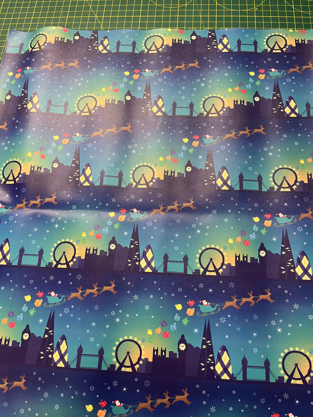 0.5m Christmas Over London Smooth Vinyl